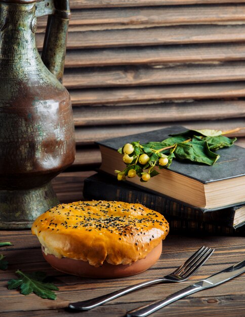 Torta al forno ripiena di cibo all'interno di una ciotola di ceramica