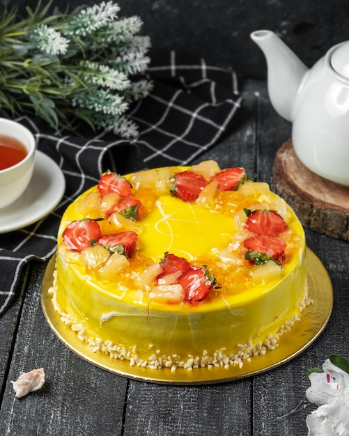 Torta al limone con fragole sul tavolo