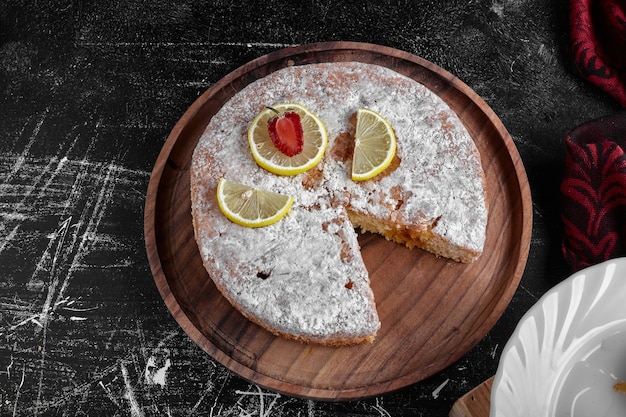 Torta al limone con zucchero in polvere in cima.