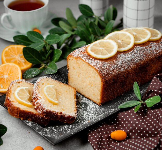 Torta al limone sul tavolo