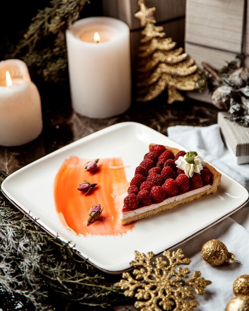 Torta alla crema condita con lamponi