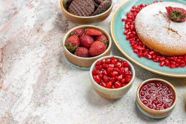 Torta appetitosa torta vista ravvicinata dall'alto con semi di fragole di biscotti al melograno al limone