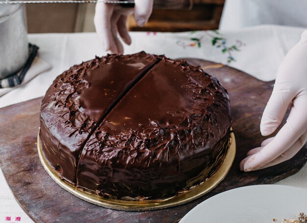 torta choco che viene tagliata squisita deliziosa rotonda intera progettazione con noci kumquat