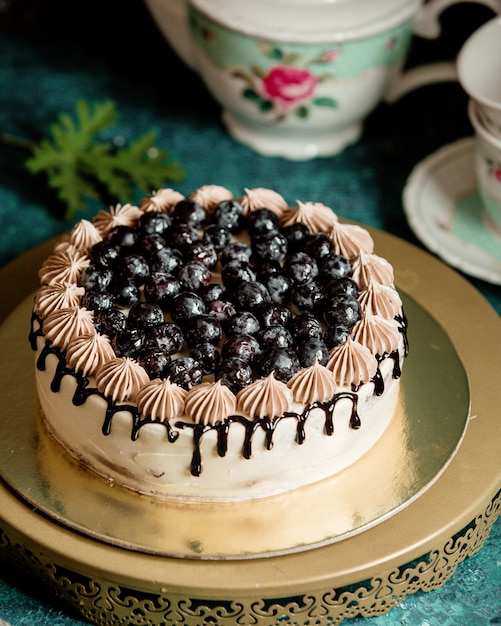 Torta classica decorata con sciroppo di cioccolato e mirtilli