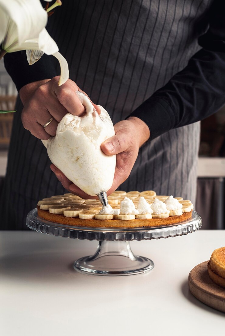Foto gratuito torta con banana e panna montata