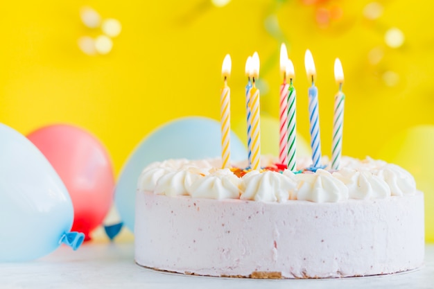 Torta con candele di illuminazione