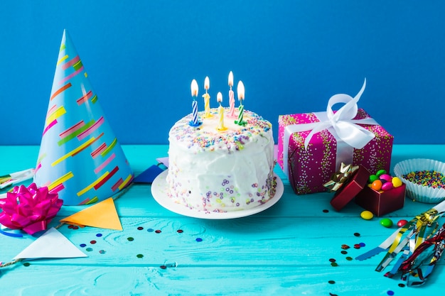 Torta con cappello da festa e presente