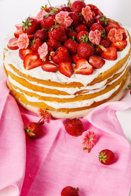 Torta con ciliegie e fragole