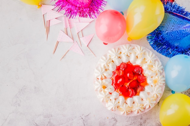 Torta con crema di whippep e decorazioni di compleanno