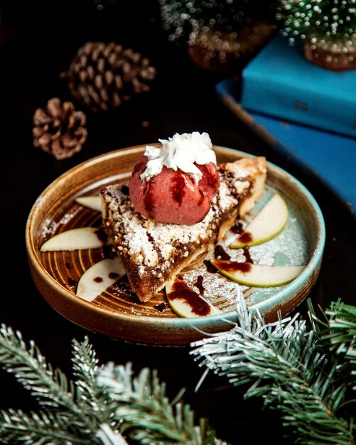 Torta con fetta di mela e gelato in cima