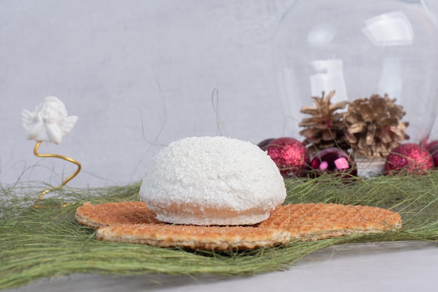 Torta con granelli di cocco sulla superficie verde