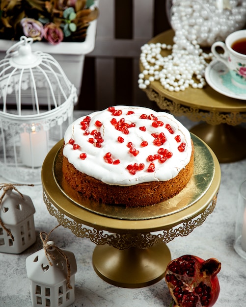 Torta con panna e melograno in cima