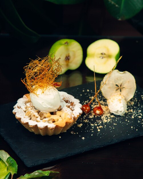 Torta condita con gelato e fette di mela