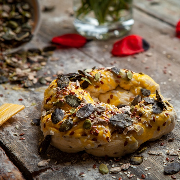 Torta contorta con petali di papavero, pennello, spezie