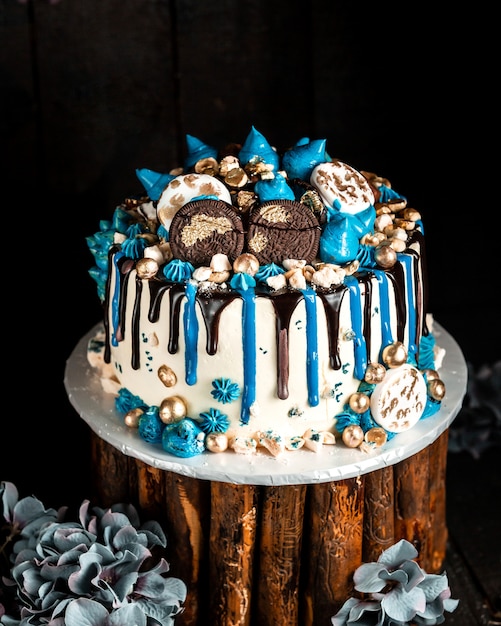 Torta cremosa con biscotti e cioccolatini