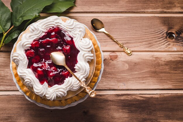 Torta cremosa con marmellata di ciliegie