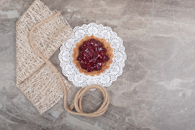 Torta crostata con corda e tela su superficie in marmo. Foto di alta qualità