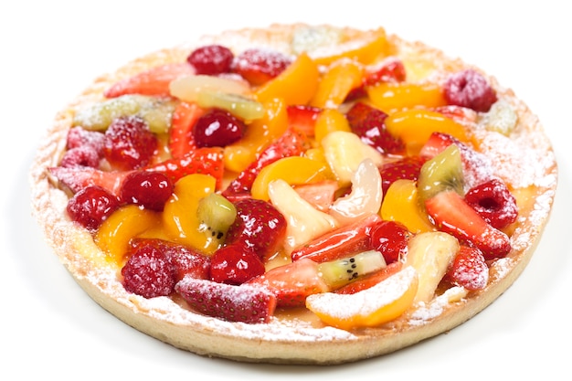 Torta crostata di frutta deliziosa isolata su uno spazio bianco