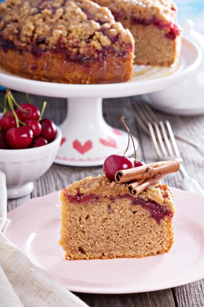 Torta crumble di ciliegie al caffè con cannella