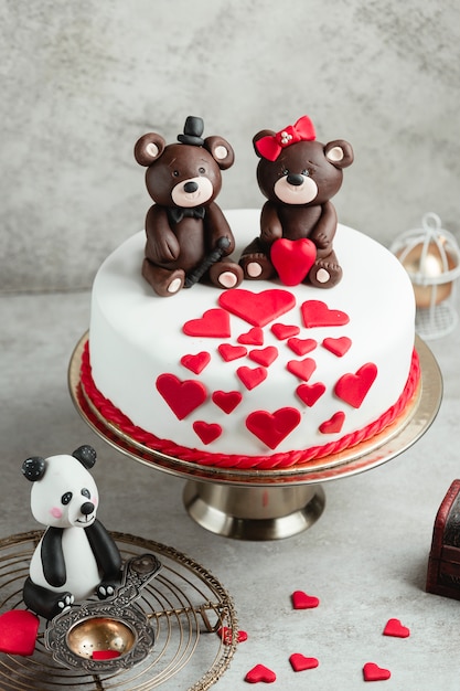 Torta decorata con cuori e orsi di cioccolato