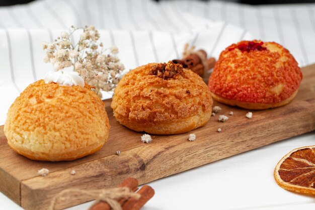 Torta dei tre shu fatta in casa con crema alla vaniglia all'interno