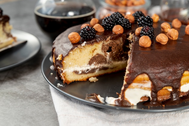 Torta del taglio del primo piano con caffè