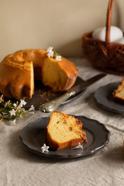 Torta deliziosa ad alto angolo sul tavolo