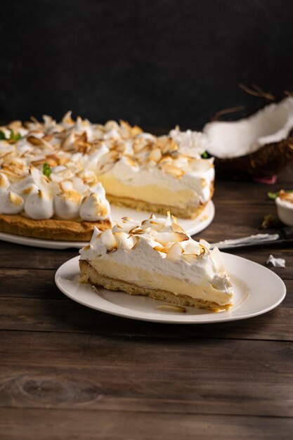 Torta deliziosa di alto angolo sulla tavola di legno