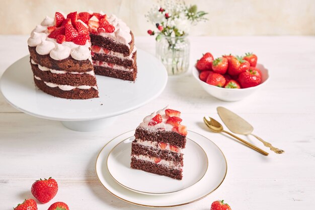 Torta deliziosa e dolce con fragole e baiser su un piatto