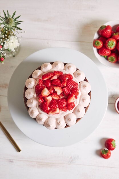 Torta deliziosa e dolce con fragole e basier su un piatto