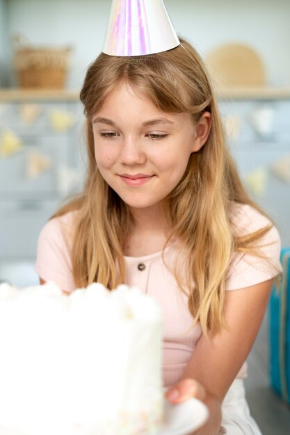 Torta della holding della ragazza di compleanno di tiro medio