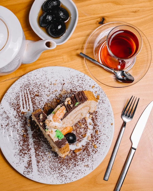 Torta dessert vista dall'alto con una tazza di tè e marmellata di noci