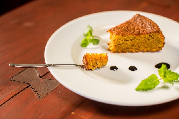 Torta di carote e mandorle con caffè