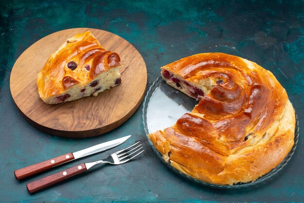 torta di ciliegie affettata sulla scrivania scura, torta torta cuocere tè dolce