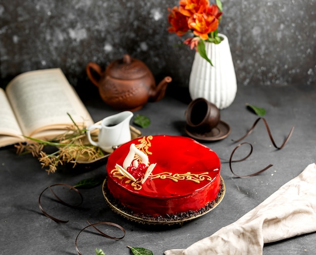 Torta di ciliegie con glassa rossa e cioccolato bianco