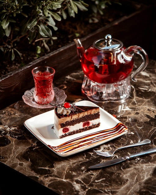 Torta di ciliegie con vista laterale del tè