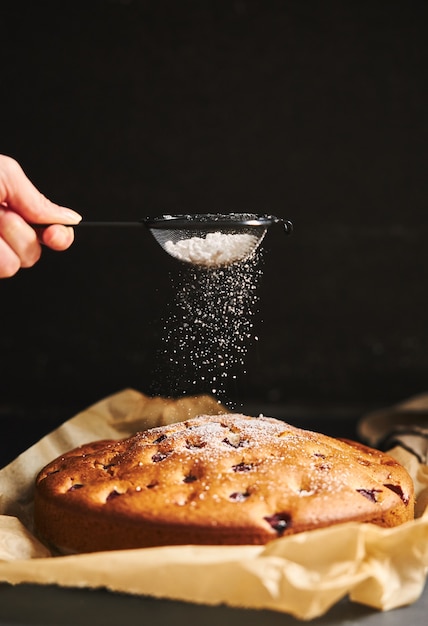 Torta di ciliegie con zucchero in polvere e ingredienti