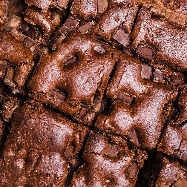 Torta di cioccolato al forno tagliata close-up