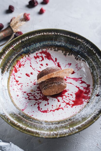 Torta di cioccolato deliziosa decorativa sul piatto