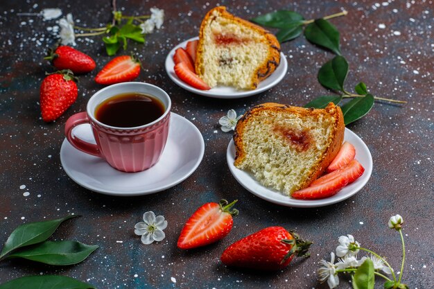 Torta di cioccolato deliziosa della fragola con le fragole fresche, vista superiore