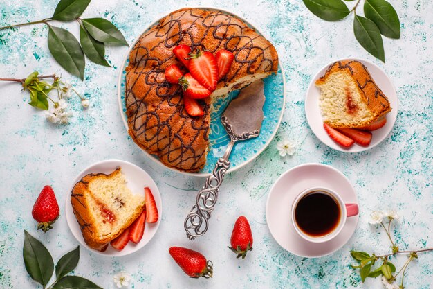 Torta di cioccolato deliziosa della fragola con le fragole fresche, vista superiore