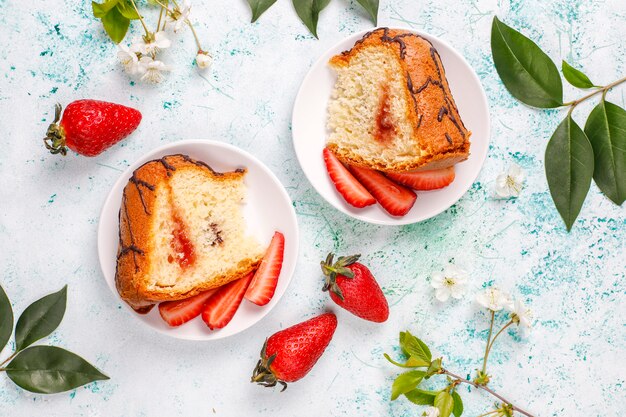 Torta di cioccolato deliziosa della fragola con le fragole fresche, vista superiore