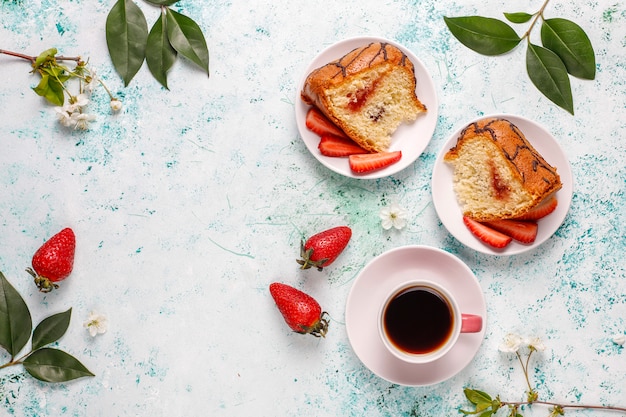 Torta di cioccolato deliziosa della fragola con le fragole fresche, vista superiore