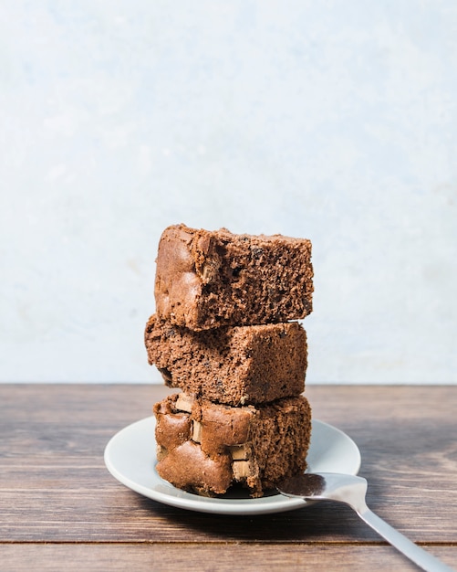 Torta di cioccolato di vista frontale su un piatto