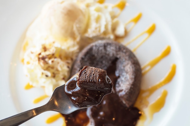 Torta di cioccolato lava nel piatto bianco