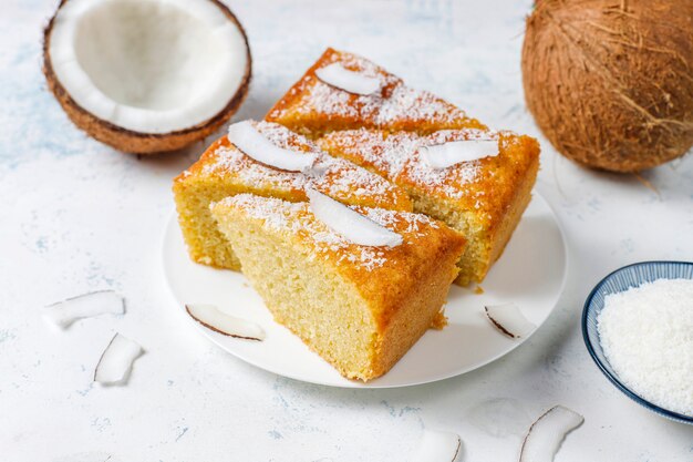 Torta di cocco deliziosa fatta in casa con mezza noce di cocco