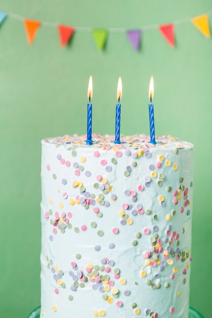 Torta di compleanno blu con candele accese