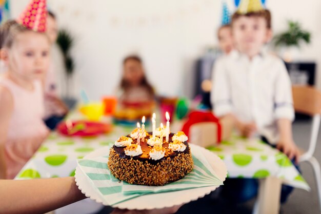 Torta di compleanno con i bambini su priorità bassa