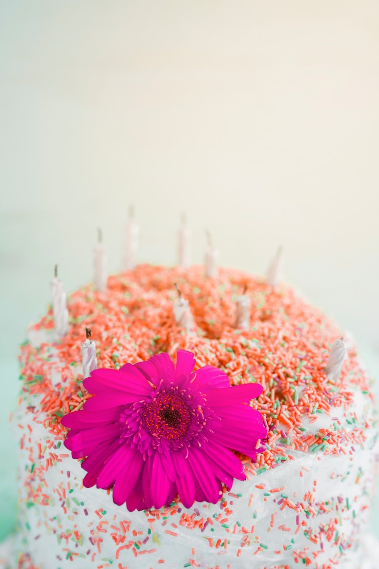 Foto gratuito torta di compleanno davanti alla priorità bassa dell&#39;acquerello
