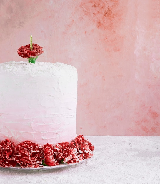 Torta di compleanno davanti alla priorità bassa dell&#39;acquerello